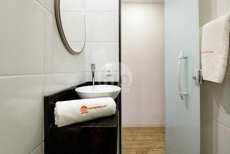 Renovated flat with beautiful views of Copacabana Beach - C0