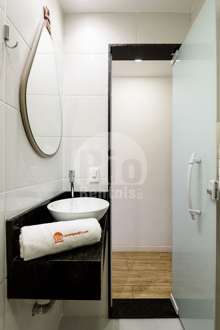 Renovated flat with beautiful views of Copacabana Beach - C0
