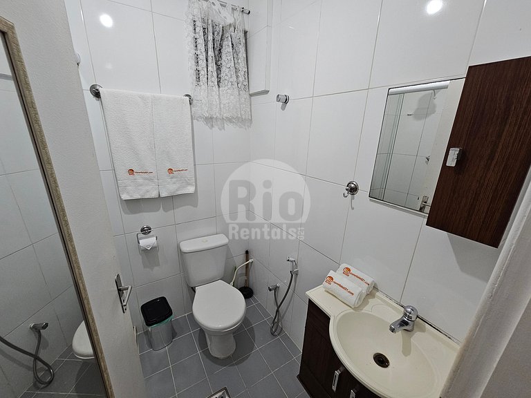 Rio Rentals 021 - C028, Renovated apartment on the Copacaban